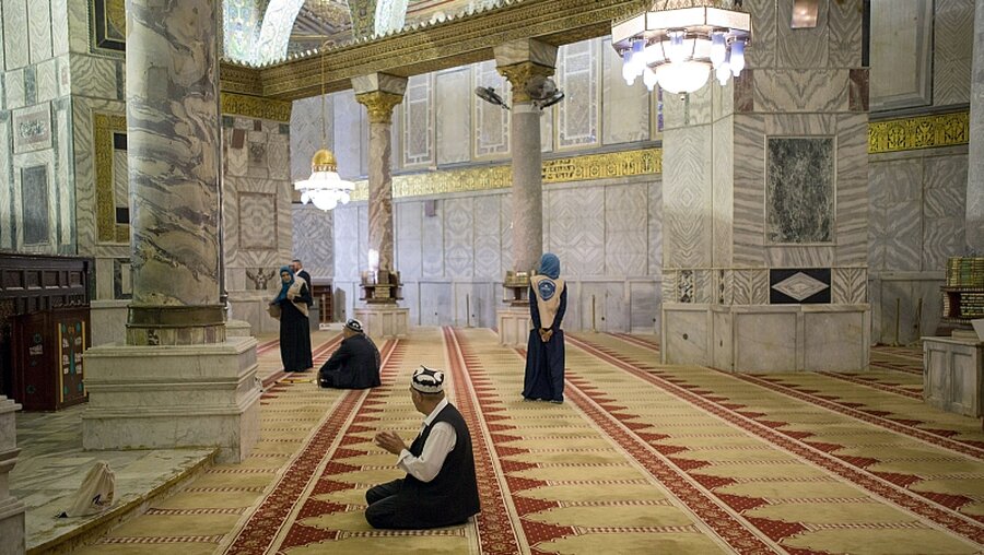 Muslime beten im Felsendom  / ©  Corinna Kern (dpa)