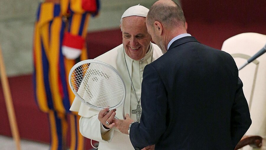 Papst Franziskus mit Angelo Binaghi, dem Präsidenten des italienischen Tennisverbandes (dpa)