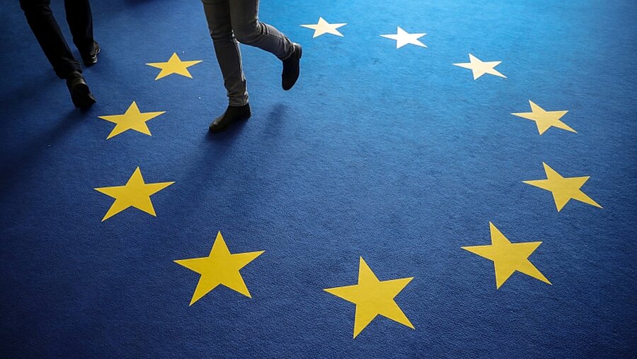 Teppichboden in den Farben der EU-Flagge im Konrad-Adenauer-Haus in Berlin / © Michael Kappeler (dpa)