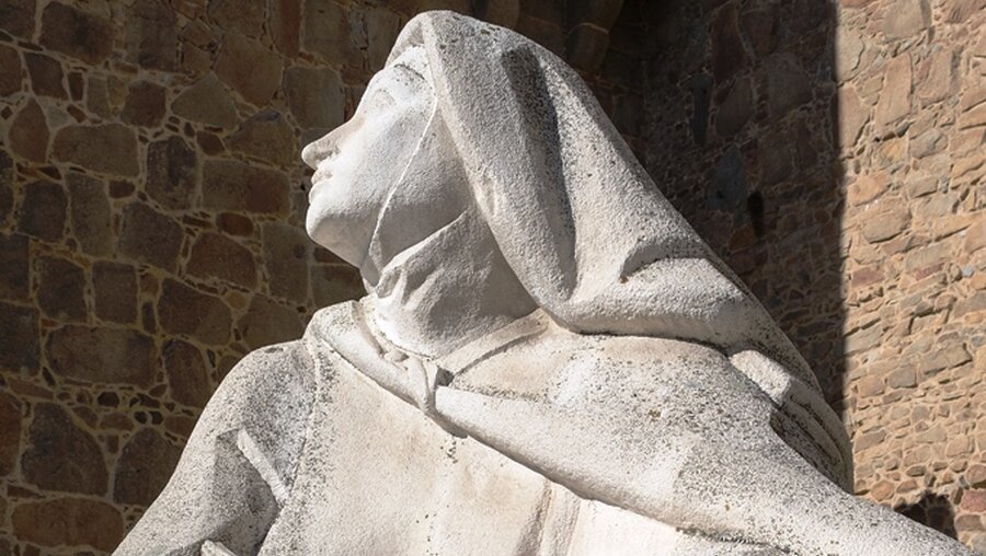 Statue der Hl. Teresa in Ávila / © Ovidio Aldegunde