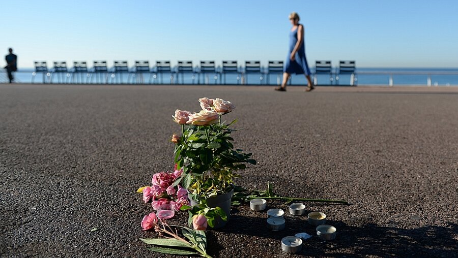 Blumen zum Gedenken an die Opfer in Nizza / © Andreas Gebert (dpa)
