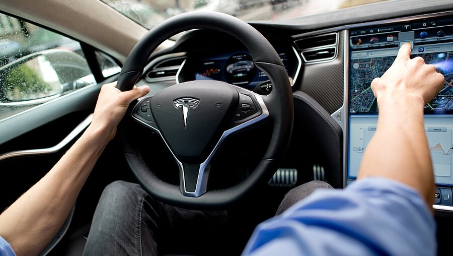 Ein Tesla-Wagen mit Autopilot / © Sven Hoppe (dpa)