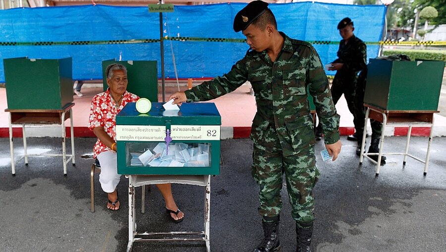 Volksabstimmung über neue Verfassung in Thailand / ©  Rungroj Yongrit (dpa)