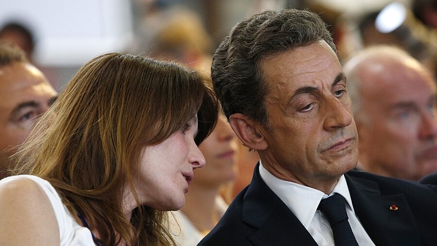 Besuchen Franziskus: Nicolas Sarkozy mit Ehefrau Carla Bruni / © Yoan Valat (dpa)