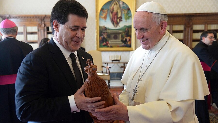 Horacio Cartes mit Papst Franziskus (dpa)