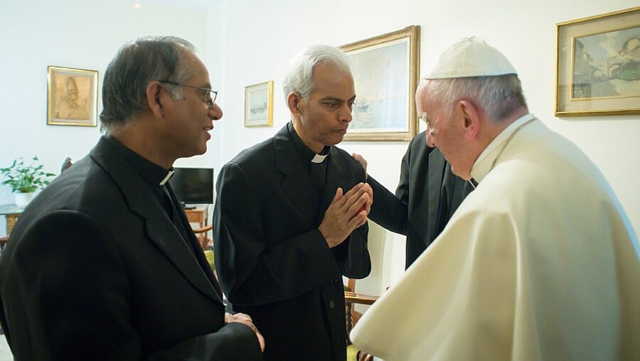 Pater Thomas Uzhunnalil (m.) bei Papst Franziskus / © Osservatore Romano (KNA)