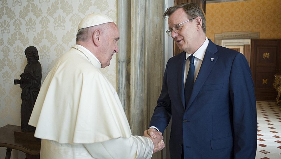 Papst Franziskus trifft Thüringens Ministerpäsidenten Bodo Ramelow / © Osservatore Romano / Handout (dpa)