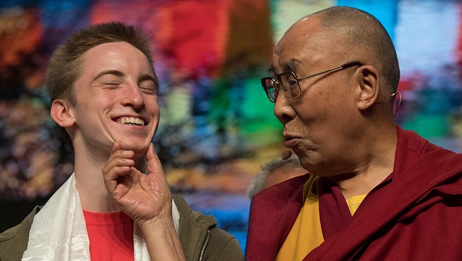 Der Dalai Lama diskutierte in der Frankfurter Jahrhunderthalle mit Jugendlichen / © Boris Roessler (dpa)