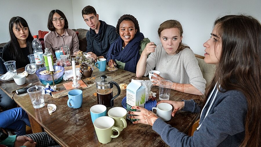 Hier tauschen sich Teilnehmer aus Südafrika, Taiwan, Russland und Deutschland am Kaffeetisch über ihre Erfahrungen aus / © Jens Schulze (epd)