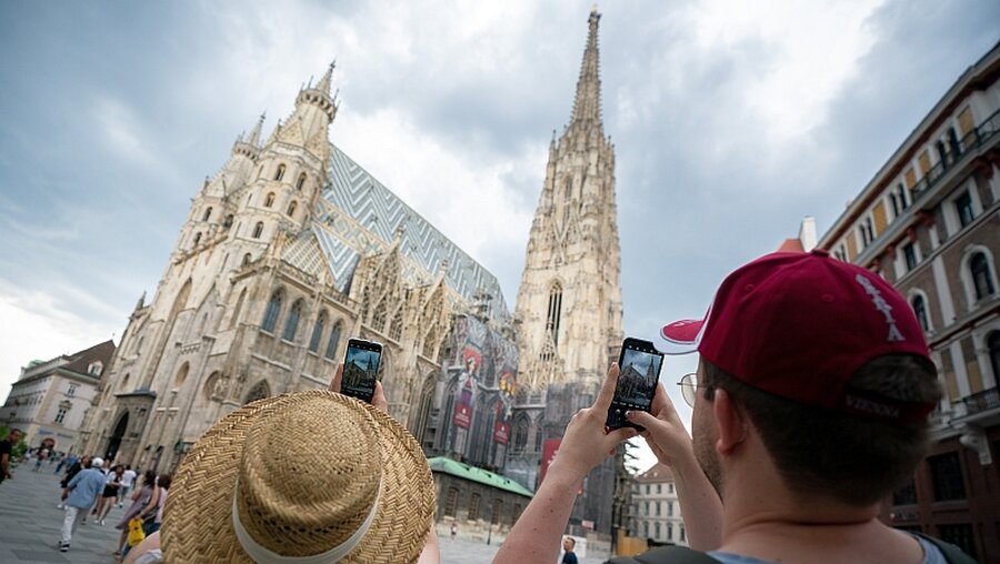 Touristen fotografieren Wiener Stephansdom / © Georg Hochmuth (dpa)