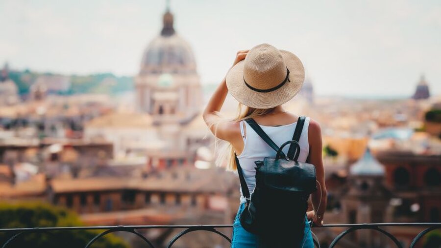 Touristin in Rom blickt auf den Petersdom / © Vasily Makarov (shutterstock)