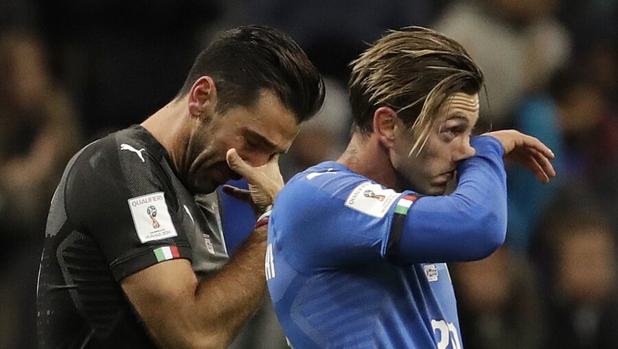 Trauer bei Italiens Torwart Gianluigi Buffon (l) und Manolo Gabbiadini nach WM-Quali-Aus / © Luca Bruno (dpa)