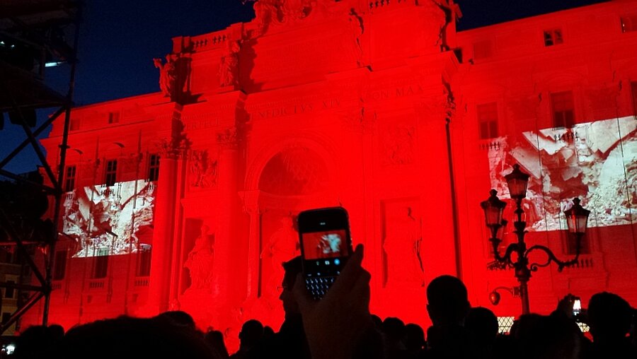 Der Trevi-Brunnen wurde rot beleuchtet / © Renardo Schlegelmilch (DR)