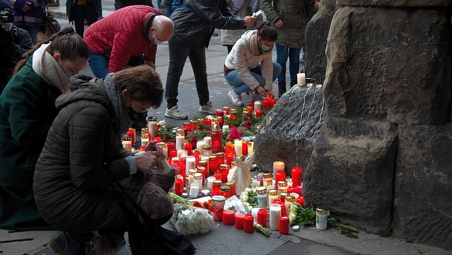 Trier: Trauernde legen an der Porta Nigra Kerzen und Blumen nieder / © Harald Tittel (dpa)