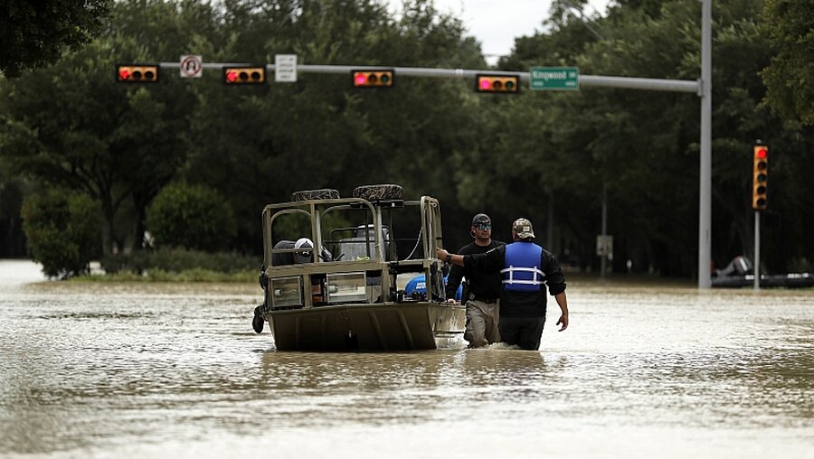 Polizisten patrouillieren in Houston auf einer in der Folge des Tropensturms Harvey überfluteten Straße / © Gregory Bull (dpa)