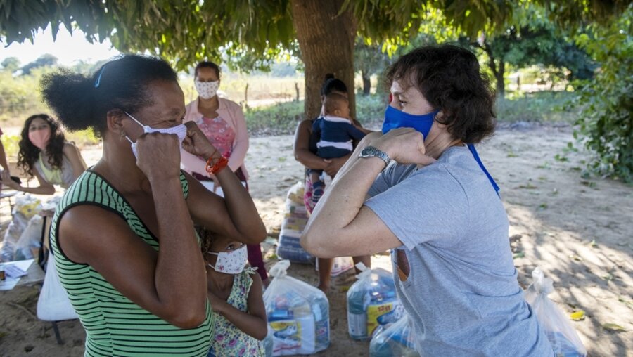 Trotz Corona nahe bei den Menschen: Schwester Neusa von der Fischerpastoral in Brasilien bringt Masken, Hygieneartikel und Lebensmittel in das Dorf Croatá). / © Florian Kopp (Adveniat)