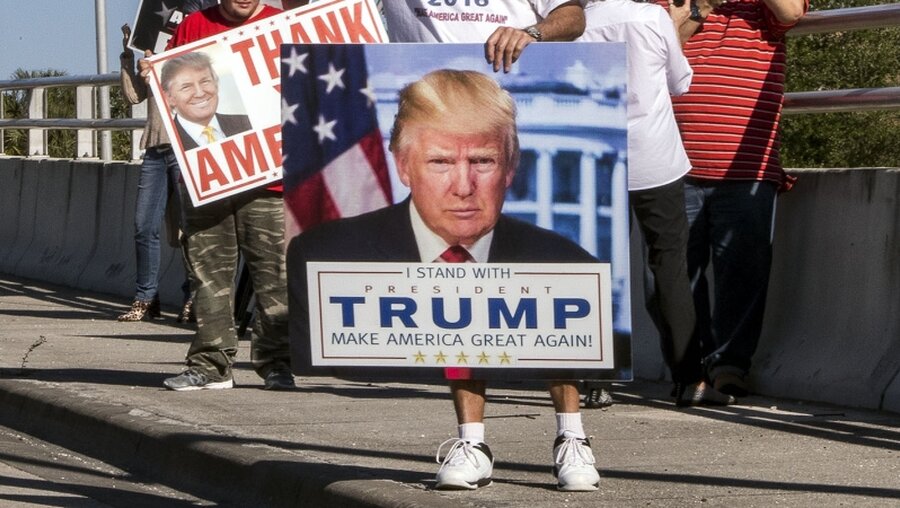  Trump-Anhänger warten auf die Autokolonne des Präsidenten der USA / © Damon Higgins (dpa)