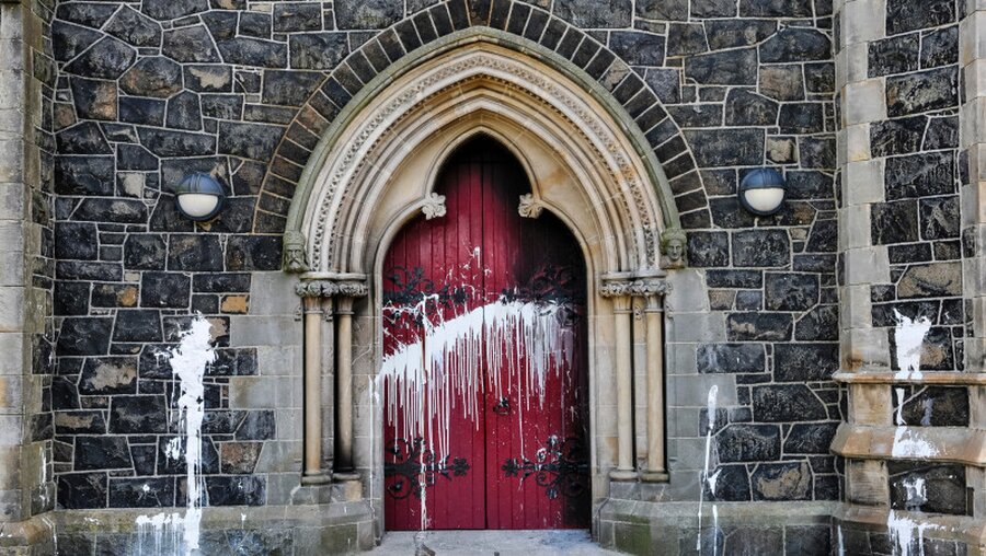 Tür einer katholischen Kirche mit Farbe beschmirt / © Stephen Barnes (shutterstock)