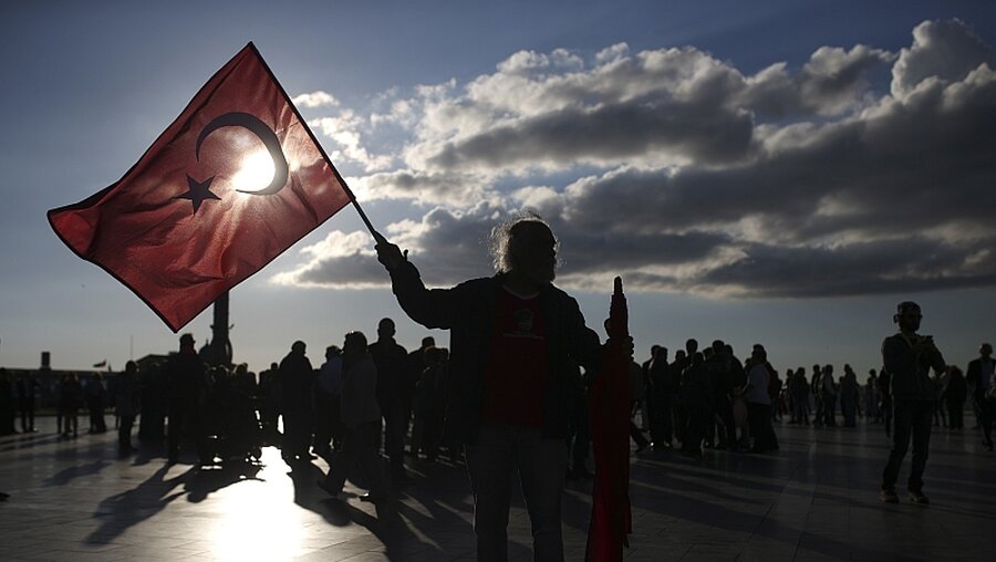 Anhänger der "Nein"-Bewegung protestieren in Istanbul gegen das Ergebnis des Referendums.  / © Emre Tazegul (dpa)