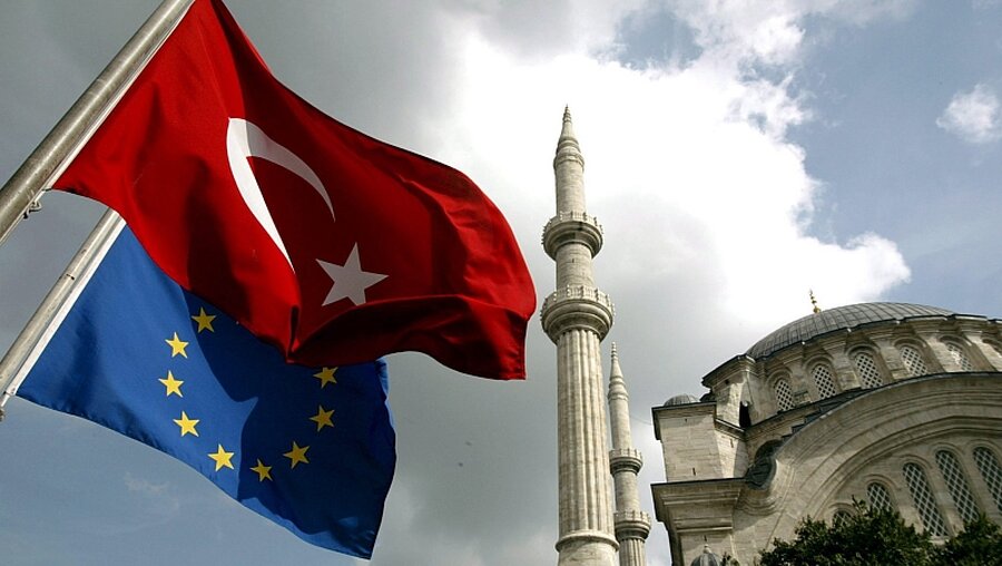 Türkische und EU-Flagge in Istanbul / © Tolga Bozoglu (dpa)