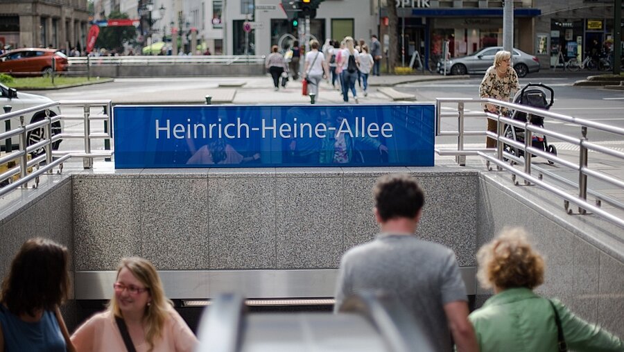 Hier sollte der geplante Anschlag stattfinden: An der U-Bahn-Station Heinrich-Heine-Allee in der Altstadt von Düsseldorf. / © Maja Hitij (dpa)