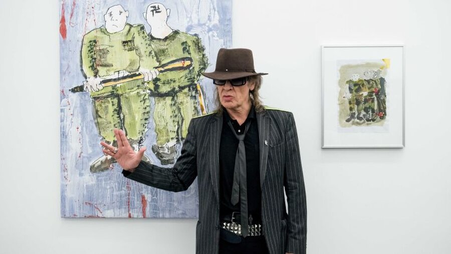 Udo Lindenberg steht in seiner Ausstellung "Zwischentöne" in Leipzig 2020  / © Hendrik Schmidt (dpa)