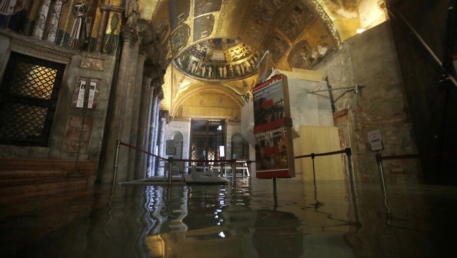 Überschwemmungen in Venedig: Überfluteter Eingangsbereich zum Markusdom / © Luca Bruno (dpa)