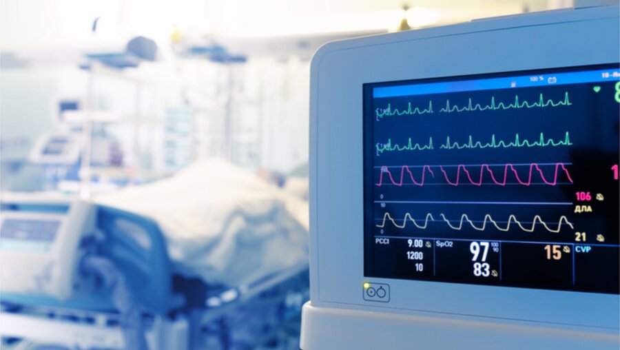 Überwachung des Herzens des Patienten in der Intensivstation / © sfam_photo (shutterstock)