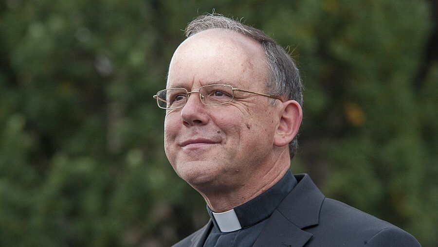 Bischof Ulrich Neymeyr im Portrait / © Jacob Schröter (KNA)