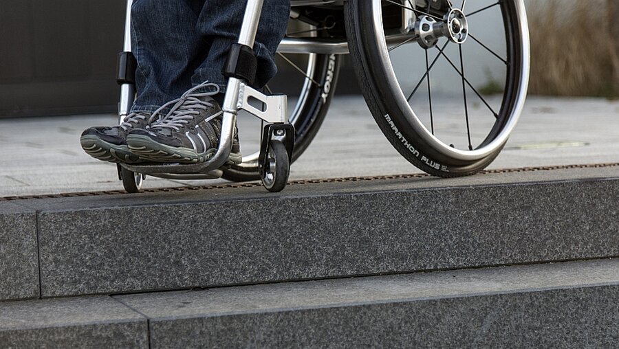 Rollstuhlfahrer vor einer Treppe / © Daniel Maurer (dpa)