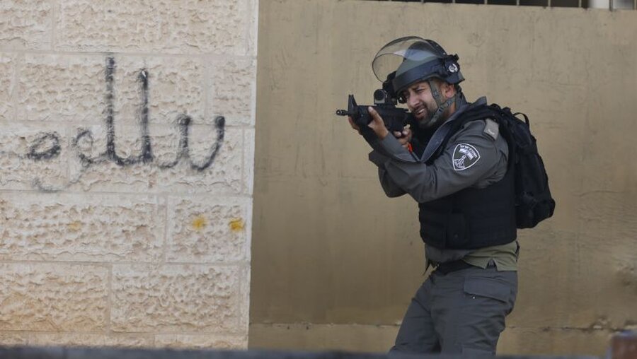 Ein israelischer Soldat zielt in Richtung palästinensischer Demonstranten / ©  Nasser Shiyoukhi (dpa)