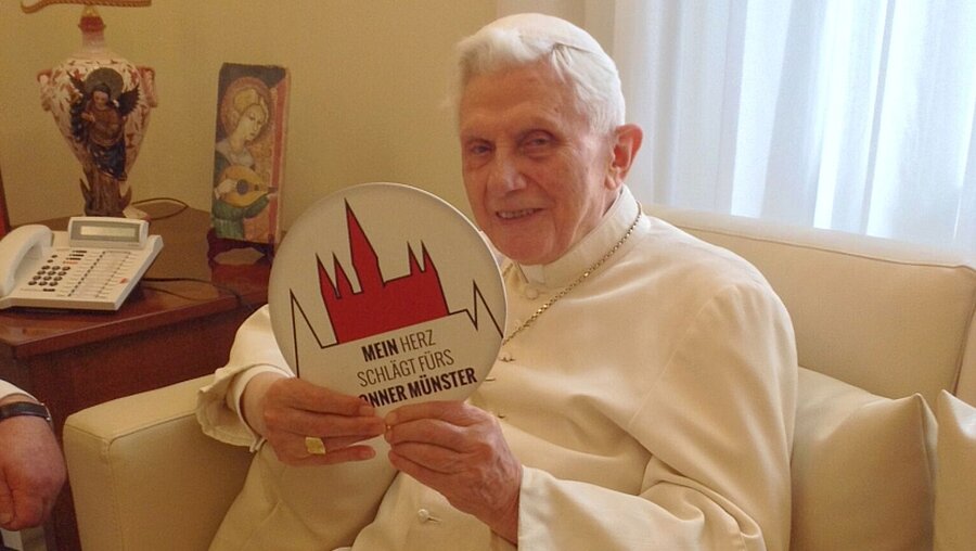 Papst em. Benedikt XVI. unterstützt die Initiative "Mein Herz schlägt fürs Bonner Münster" / © Reinhard Sentis (Katholisches Stadtdekanat Bonn)