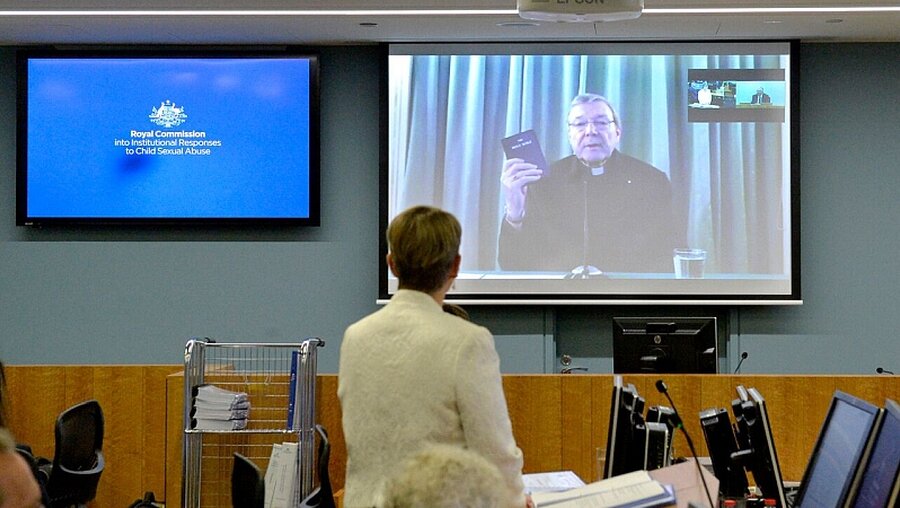 Kardinal Pell sagte per Videokonferenz aus / © Jeremy Piper (KNA)