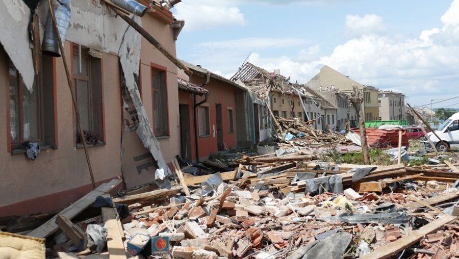 Unwetter in Tschechien: Zahlreiche Gebäude sind nach einem Tornado schwer beschädigt / © Vladimír Mièek/TASR (dpa)