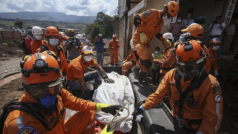 Rettungskräfte in Mocoa (Kolumbien) / © Ivan Valencia/AP/ (dpa)
