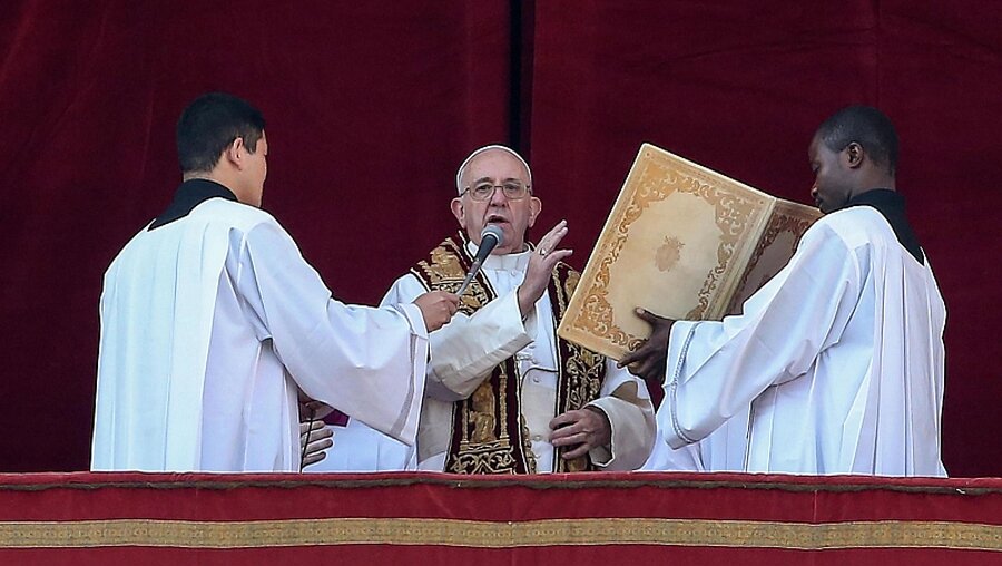 Papst Franziskus spendet den Segen "Urbi et Orbi" / © Alessandro di Meo (dpa)