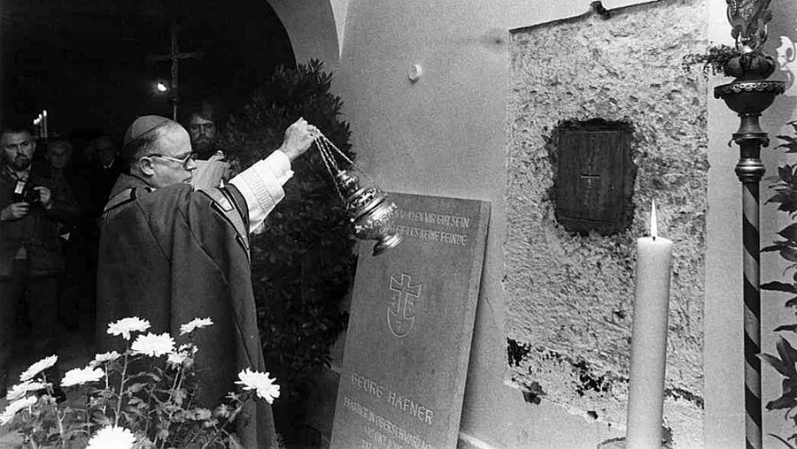 Urnenbeisetzung des 1942 im KZ Dachau gestorbenen katholischen Priesters Georg Häfner / © Diözesanarchiv Würzburg (epd)