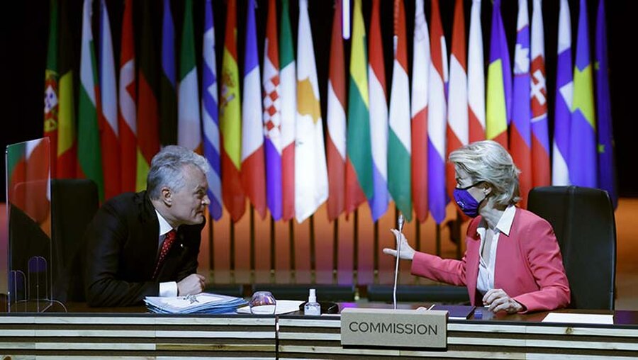 Ursula von der Leyen (r), Präsidentin der Europäischen Kommission, und Gitanas Nauseda, Präsident von Litauen, sprechen beim EU-Gipfel in Portugal miteinander. / © Francisco Seco/Pool AP/AP (dpa)