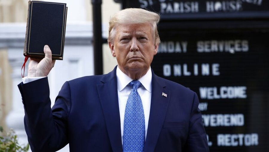 US-Präsident Donald Trump mit der Bibel / © Patrick Semansky (dpa)