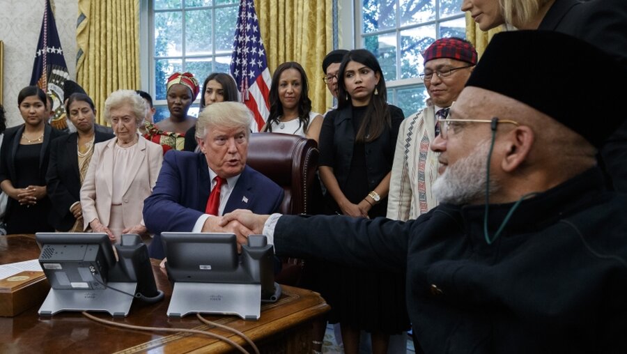 US-Präsident Trump trifft Überlebende religiöser Verfolgung  / ©  Alex Brandon (dpa)