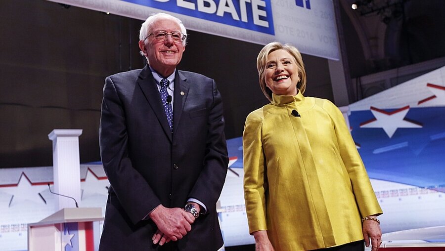 Bernie Sanders oder Hillary Clinton: Wer jubelt am Super-Tuesday bei den Demokraten? / © Kamil Krzaczynski (dpa)