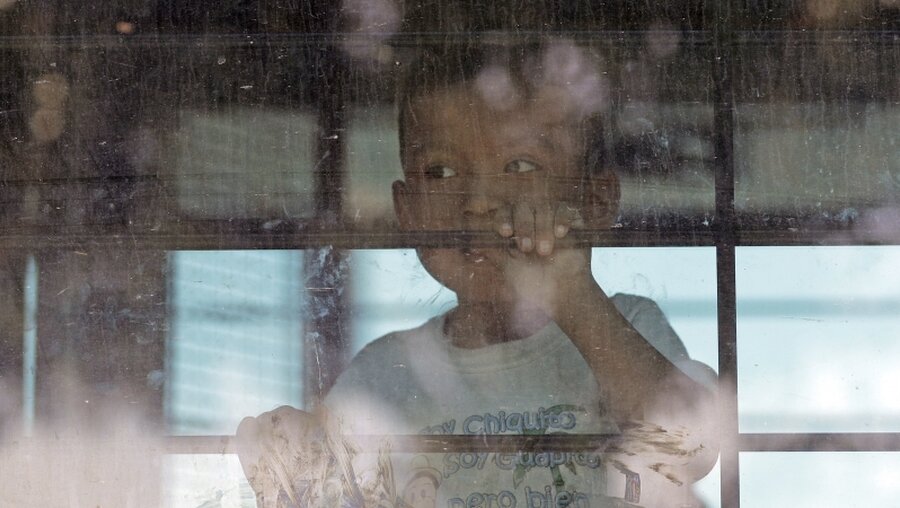 USA, McAllen: Ein Kleinkind, das als illegaler Migrant festgehalten wurde / © David J. Phillip (dpa)