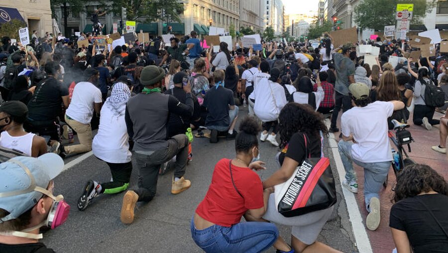 USA, Washington: Demonstranten setzen sich während eines Protests auf den Boden. / © Can Merey (dpa)