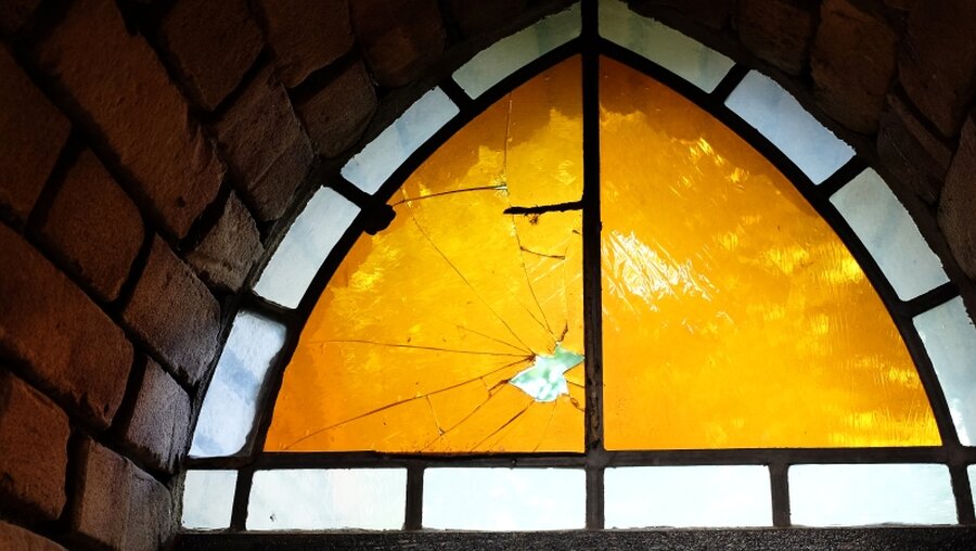 Vandalismus: Beschädigte Scheibe eines Kirchenfensters / © Marlinde (shutterstock)