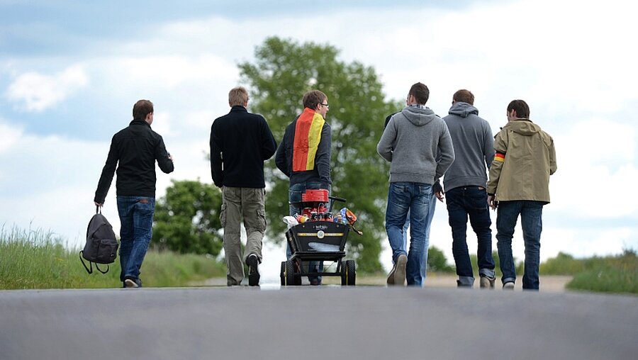 Vatertagswanderung  mit Bollerwagen / © Julian Stratenschulte (dpa)