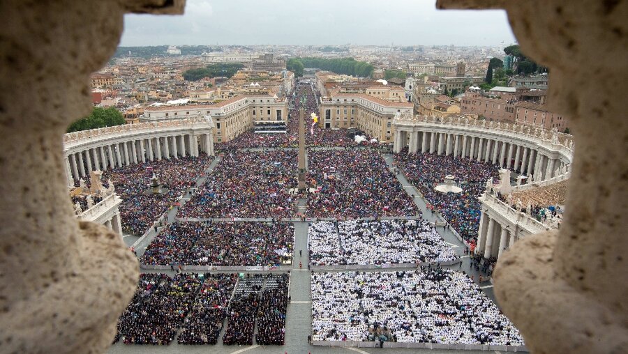 April 2014 Heiligsprechung Johannes XXIII. und Johannes Paul II. (dpa)