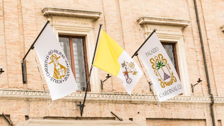 Vatikan-Flagge (m.) an einem Gebäude / © Irena Iris Szewczyk (shutterstock)