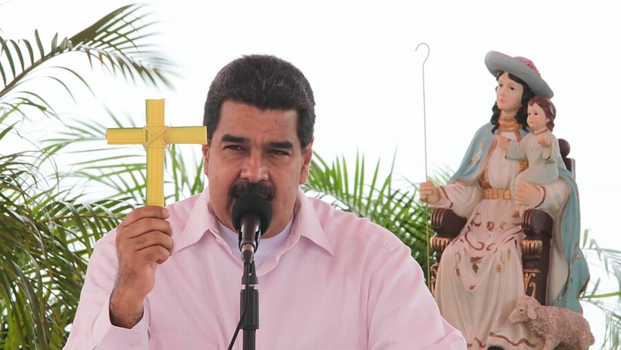 Der venezolanische Präsident Nicolás Maduro mit Kreuz in der Hand. / © Feliciano Sequera (dpa)