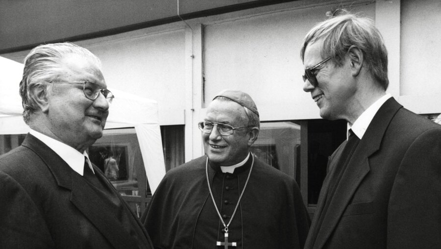 Verabschiedung von Prälat Wilhelm Schätzler (l.) als DBK-Sekretär mit Kardinal Karl Lehmann (m.) und Pater Hans Langendörfer (1966) / © Ernst Herb (KNA)