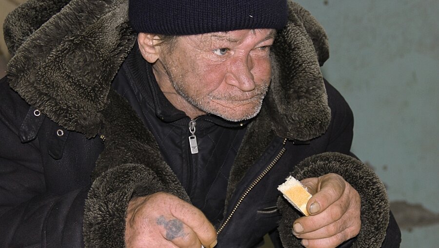 Verarmter Mann in der Suppenküche in Samara / © Marcus Mockler (epd)
